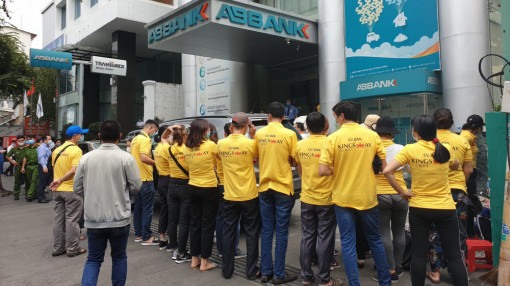 Ngân hàng bảo lãnh ở đâu, sao khách hàng phải đòi nhà khắp nơi?