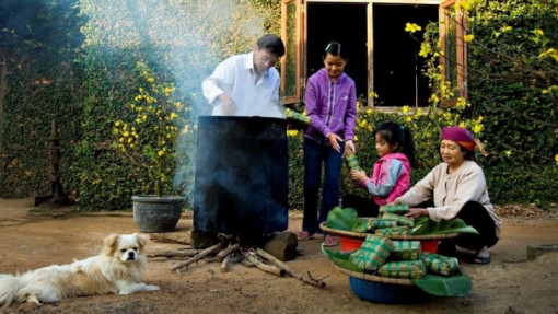 Ngồi bên bếp lửa hong đôi bàn tay