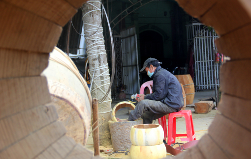 Thợ làm trống da “chạy đua” thời gian ngày cận tết