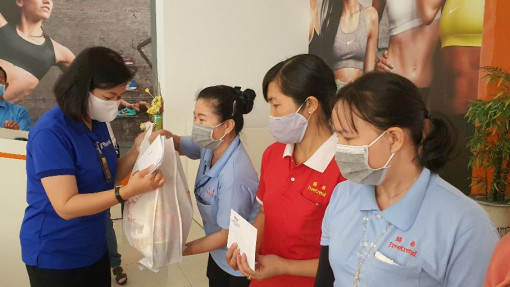 Ấm lòng nữ công nhân đón tết xa quê