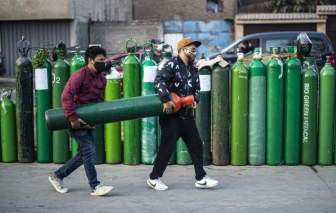 Người dân Peru xếp hàng ngày đêm để nạp bình oxy cứu sinh