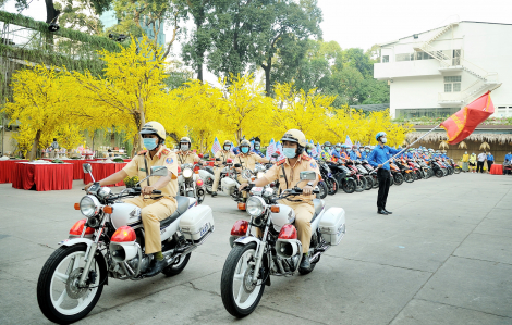 “Ngày thanh niên hành động”: Cùng gói bánh chưng, tham gia giữ gìn trật tự giao thông