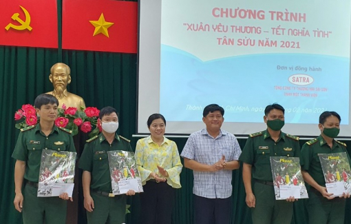 Tặng quà tết cho cán bộ, chiến sĩ nơi tuyến đầu chống dịch COVID-19.