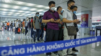 Sáng 8/2, 4 nhân viên bốc xếp hàng, hành lý ở sân bay Tân Sơn Nhất mắc COVID-19