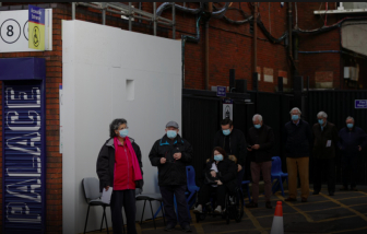 Anh nghiên cứu vắc-xin COVID-19 hỗn hợp khi các biến thể ngày càng đe doạ