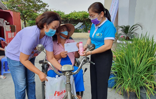 Báo Phụ Nữ TPHCM tiếp tục tặng 60 phần quà cho phụ nữ khó khăn tại quận Gò Vấp