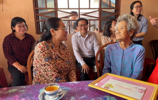 HĐND TPHCM tặng quà cho các mẹ Việt Nam anh hùng, cựu nữ du kích huyện Củ Chi