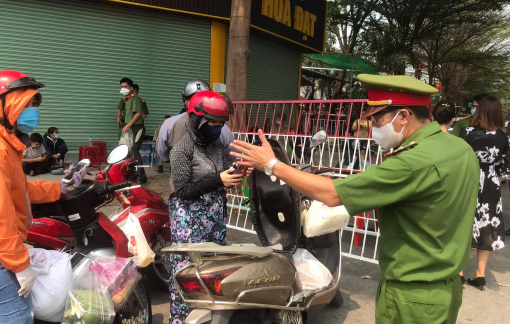 Người dân về nhà để được cách ly 21 ngày ở chung cư bị phong tỏa