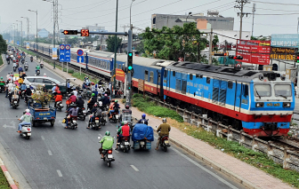 Người dân tấp nập về quê, sân bay Tân Sơn Nhất đông đúc ngày giáp tết