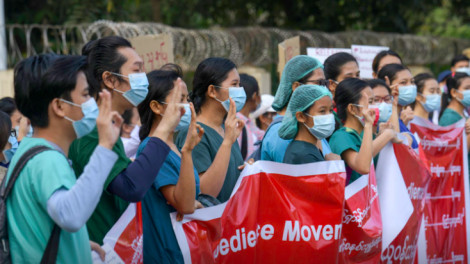 Myanmar: Nhà sư, y tá và hàng chục ngàn người xuống đường phản đối chính quyền