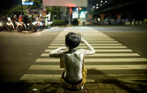 Những người ăn xin “màu bạc” ở Indonesia: Cảnh đời cùng khổ vì đại dịch