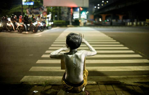 Những người ăn xin “màu bạc” ở Indonesia: Cảnh đời cùng khổ vì đại dịch