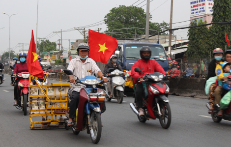 Người đàn ông chống đinh tặc vui tết trên quốc lộ