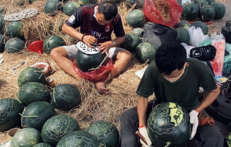 Thợ mộc tranh thủ... điêu khắc dưa hấu bán tết