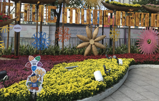 Người dân không được tháo khẩu trang để chụp ảnh ở Đường hoa Nguyễn Huệ