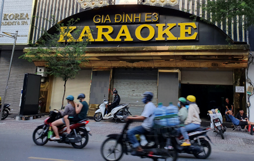 Sau lệnh dừng hoạt động, hàng quán nơi đóng cửa, chỗ vẫn tưng bừng