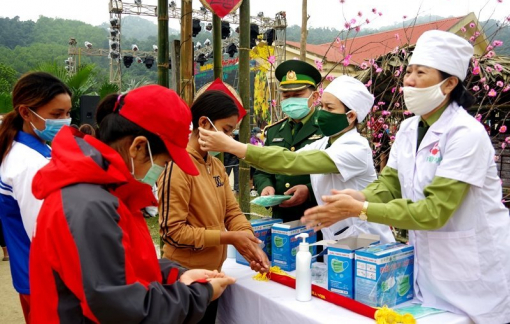 Tết ấm nơi bản xa