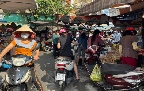 Cận tết, chợ đông nghịt, siêu thị vắng khách