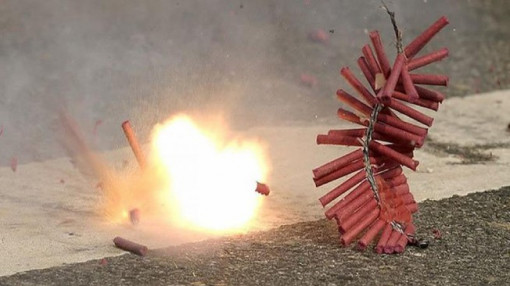 Chơi pháo nổ trên tay, bé trai hỏng 4 ngón