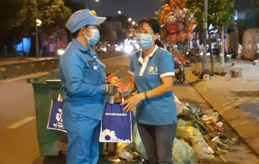 Đêm giao thừa, đi lì xì cho những người phụ nữ làm đẹp đường phố