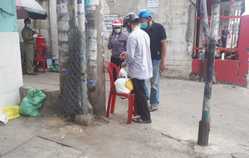 Tết ở nơi bị phong tỏa vì dịch COVID-19: Thiếu bánh mứt nhưng dư tình người