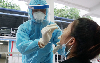 TPHCM lấy hơn 2.400 mẫu xét nghiệm ở các nhà trọ, bến xe, khu lưu trú công nhân