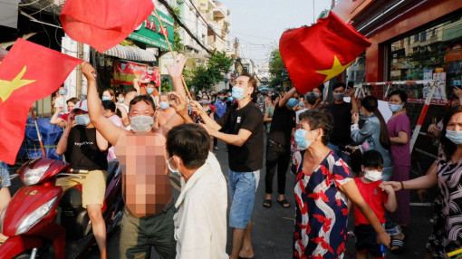 Người dân khu Mả Lạng vui mừng khi được gỡ phong tỏa