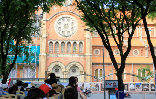 Hơn 200 vụ taxi, xích lô, hàng rong… chèo kéo du khách đến TPHCM dịp Tết