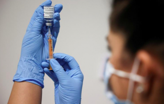 Các quốc gia giàu có dự trữ hơn một tỷ liều vắc-xin COVID-19 so với mức cần thiết