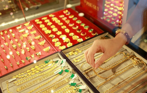 Giá vàng tiếp tục giảm nhưng vẫn “bỏ xa” vàng thế giới