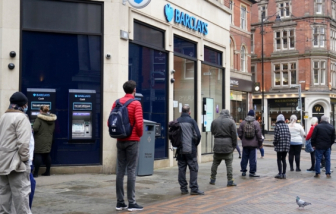 Anh: Nhiễm COVID-19 vẫn phải đi làm vì không có hỗ trợ tài chính?