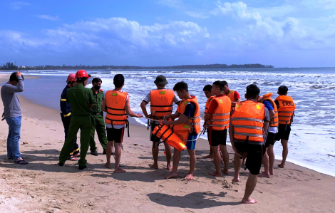 Cứu học sinh đuối nước, nhân viên bảo vệ lao mình xuống biển, mất tích