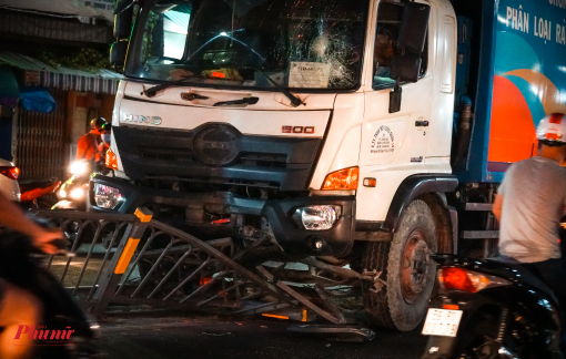 Xe rác lao vào dải phân cách, cả khu phố náo loạn