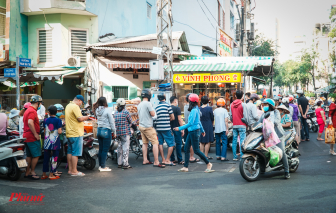 Chen chúc mua heo quay ngày vía Thần Tài