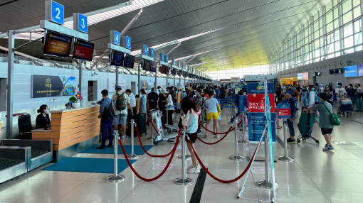 Thiếu, sai họ tên lúc đặt vé có được lên máy bay không?