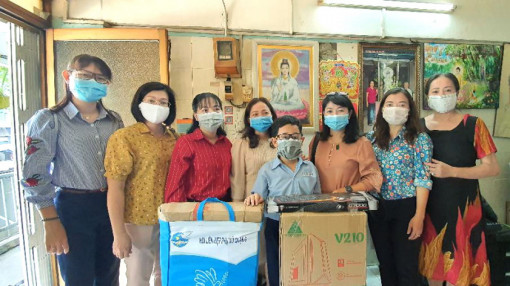 Tặng máy vi tính giúp học sinh có phương tiện học online