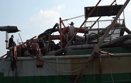 Vĩnh Long: Sà lan "khủng" công khai hút cát sát bờ sông