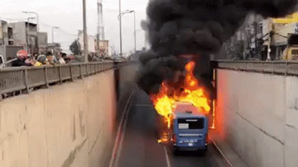 Xe buýt bốc cháy dữ dội trong hầm chui An Sương