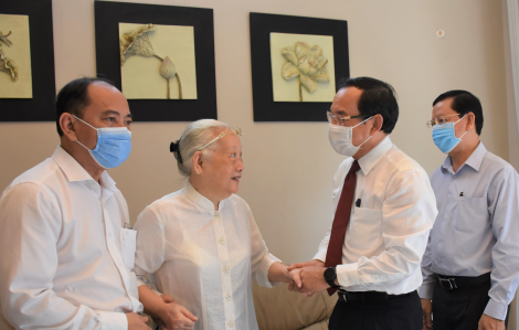 Lãnh đạo TPHCM thăm, chúc mừng cán bộ y tế tiêu biểu nhân Ngày Thầy thuốc Việt Nam