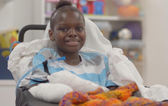 Đau lòng cậu bé 10 tuổi bị cắt bỏ tay chân trong trận chiến chống COVID-19