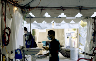 Y bác sĩ nỗ lực chống lại thông tin sai về vắc-xin