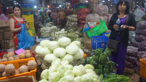 Trái cây, hoa cúng rằm tháng Giêng về chợ tăng, giá vẫn cao