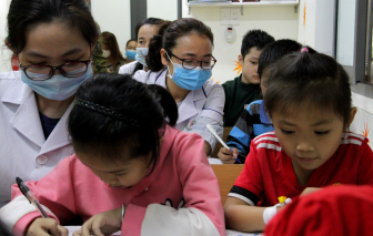 Lớp học đặc biệt trong bệnh viện của những người mang áo blouse trắng