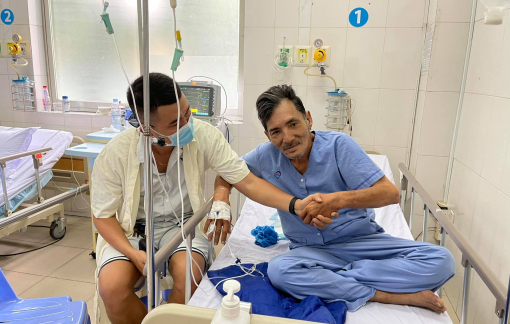 Nghệ sĩ Thương Tín đã có thể ngồi, đồng nghiệp tính phương án hỗ trợ lâu dài
