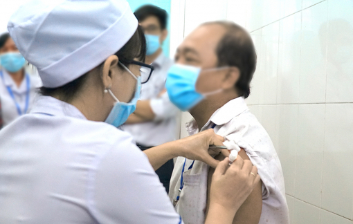Sau 48 tiếng tiêm thử nghiệm vắc-xin ngừa COVID-19: Các tình nguyện viên hiện ra sao?