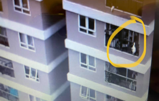 Thót tim với clip em bé rơi từ tầng 12 chung cư, may mắn có người đỡ kịp