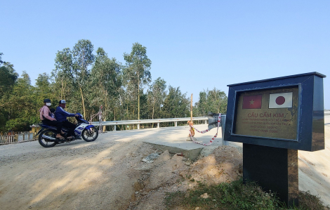 Quảng Nam: Cầu 240 tỷ đồng xây xong vẫn "trùm mền" vì không có đường dẫn