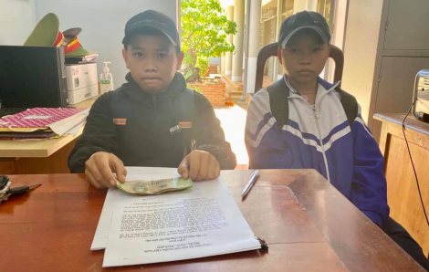Đắk Lắk: Nhặt được tiền, hai học sinh lớp 6 mang đến công an nhờ trả lại