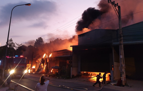 Cháy lớn thiêu rụi 3 nhà xưởng và 3 ki-ốt ở Bình Dương