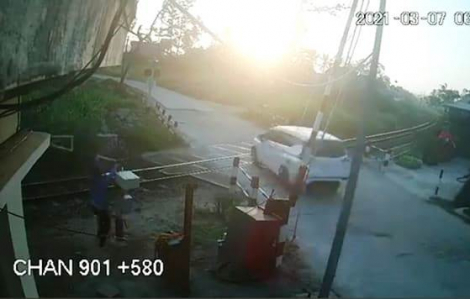 Clip vụ tai nạn đường sắt ở Quảng Ngãi làm bé trai 1 tuổi chết thảm: Gác chắn chưa được kéo xuống kịp thời